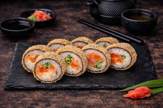 Гарячий рол з лососем (200г)