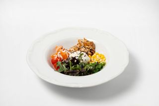 Боул с бататом, курицей и ореховой заправкой