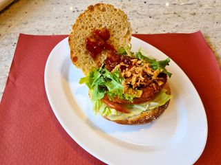 Hamburguesa de pollo rebozada + patatas fritas