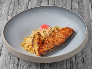 Паста з лососем та цитрусовим соусом (330g)