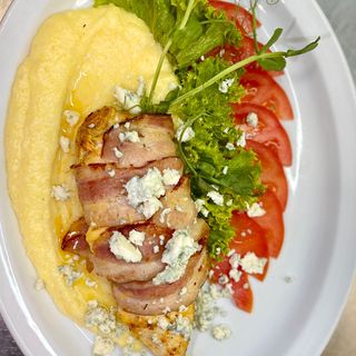 Куряче філе в беконі на подушці з поленти