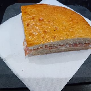 Pizza triangolare salame e formaggio