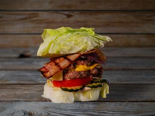 Burger Keto Completa (319 Cal, 34g proteínas, 3,90g carbohidratos, 18g grasas)