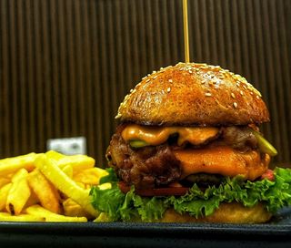 კლასიკური ბურგერი ფრითა და კეტჩუპით