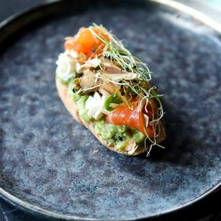 Брускета з лососем