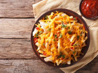 Batatas Fritas com Molho de Francesinha e Queijo