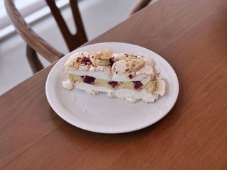 Меренга з фісташкою і малиною