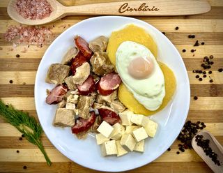 Tochitură moldovenească cu mamaliguta 250/50/200 gr