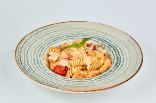 Fusili cu piept de pui și sos de roșii