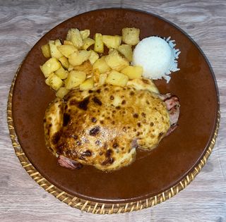 Solomillo de cerdo al ajo tostado gratinado