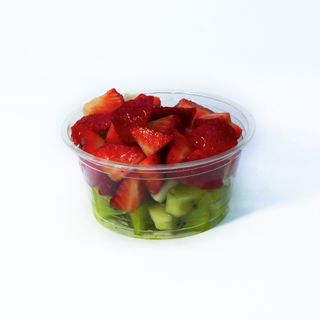 მარწყვის და კივის ჭიქა