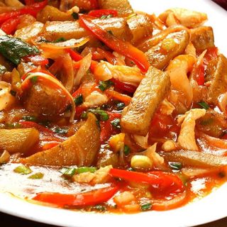 Pui picant cu alune servit cu orez la abur hey