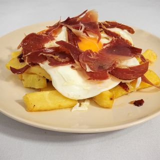 Huevo Frito Con Jamón Serrano Y Patatas
