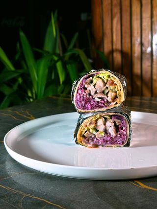 Tortilla sa piletinom i kol slo salatom