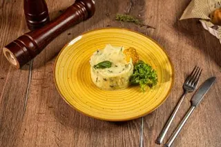 Piure cu busuioc şi verdeţuri