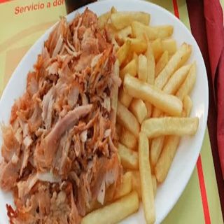 Doner En Plato Combiando Con Ensaladilla Rusa Mixto