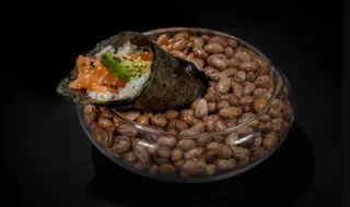 141.Temaki De Salmón Y Aguacate