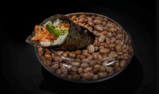 141.Temaki De Salmón Y Aguacate