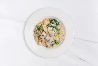 Фетучини Альфредо с курицей, шпинатом и грибами