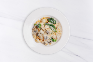 Фетучини Альфредо с курицей, шпинатом и грибами