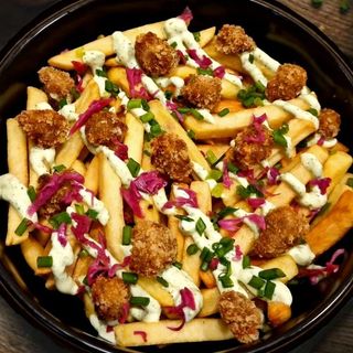 ფრი მწვანე ქალღმერთის სოუსითა და ქათმის პოპკორნით