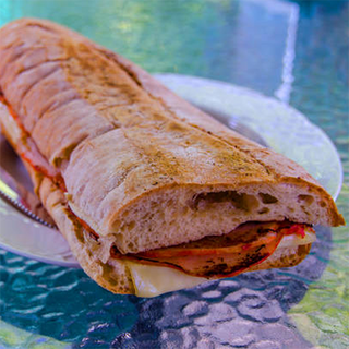 Super bocata de lomo y queso 