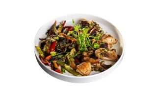 Пилешка пържола на тиган с гарнитура сотирани зеленчуци