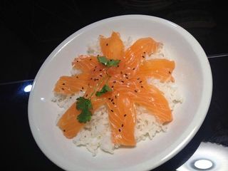 96. Cirashi salmone