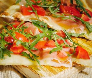 Pizza crudo di Torano al spicchio 