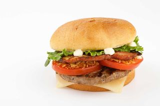 Burger bavarese Dortmund con patatine fritte 