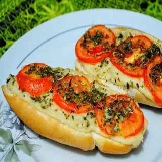 Pão com Tomate e Orégãos