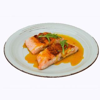 Salmón plancha con salsa naranja