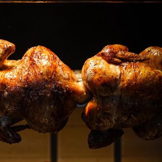 Solo Medio Pollo Peruano Asado Al Carbón En Tres Salsas