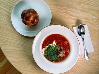 Борщ з булочкою бріош та рваною свининою (500г)