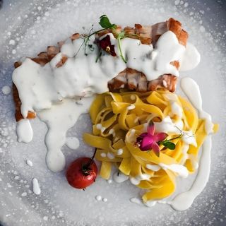 Piept de curcan cu sos gorgonzola și tagliatelle