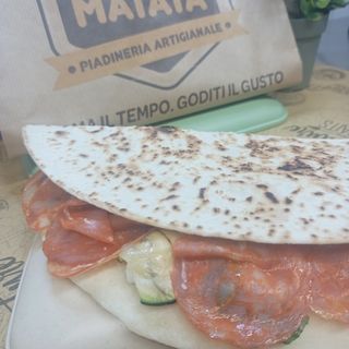 Salame piccante, mozzarella, verdure, rucola