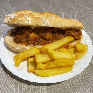 Bocadillo Carne en Salsa