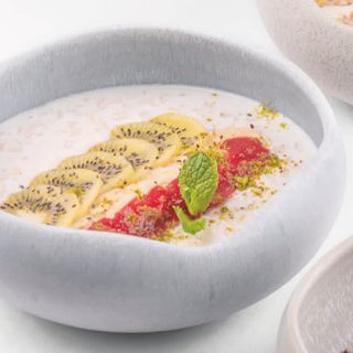 Рисовая каша с бананом, киви и клубничным джемом (340 гр.)