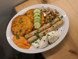 Кукурудзяні оладки з ковбаскою та запеченими грибами (400г)