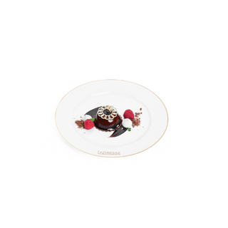 Dôme au chocolat intense, cœur praliné croquant et éclats de noisettes 