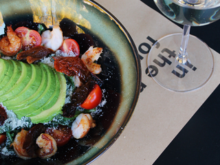 Салат авокадо з креветками