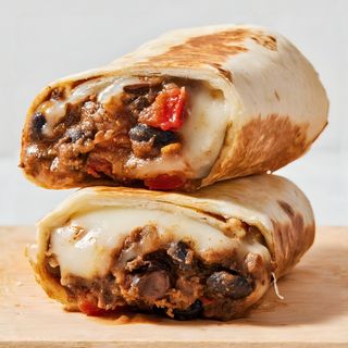 Burrito cu bacon (410g) Cartofi 100g Bautura