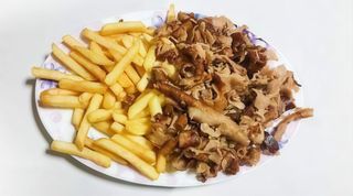 Plato De Pollo Con Ensalada Y Arroz