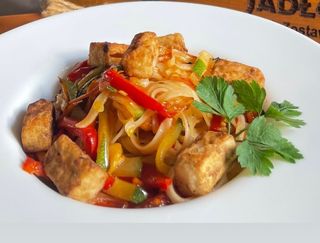 Makaron ryżowy z warzywami tofu i krewetkami