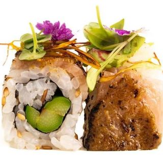 Roll de Wagyu con espárragos, salsa miso y berenjena asada