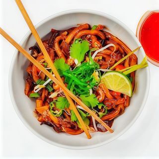 Makaron ryżowy z kurczakiem