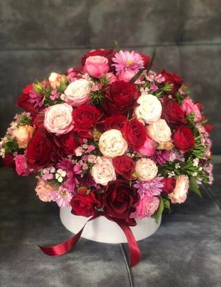 4.წითელი და ვარდისფერი ვარდების კომპოზიცია