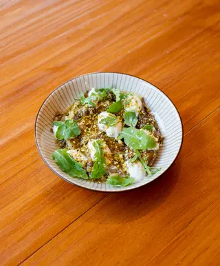 Albergínia escalivada, yogur, salsa za'atar, festucs i menta