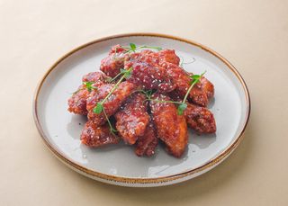 Острые крылья в кисло-сладком соусе "Yummi Chicken" 