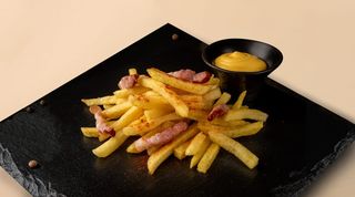 Картопля фрі з сирним соусом та беконом (160/30г)
